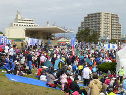 A large number of runners and supporters gathered at Kawaguchi Sports Park, the start and finish line for the marathon