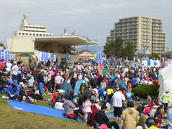 スタート＆ゴール地点の川口運動公園は、大勢のランナーや応援者が集合しました