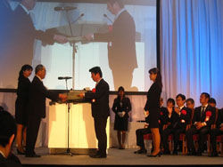 Nobuyoshi Yamamoto, general manager of the Environment Promotion Office (center), accepting the award