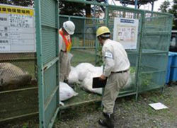 Checking the sorting of waste materials