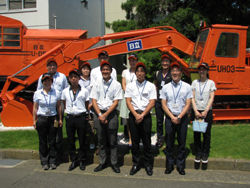 Taken in front of the UH03, the first hydraulic excavator certified as a Mechanical Engineering Heritage