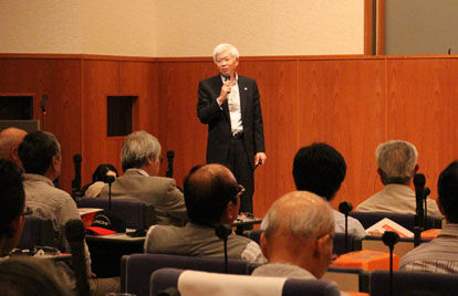 President Tsujimoto giving an explanation of the Hitachi Construction Machinery to shareholders