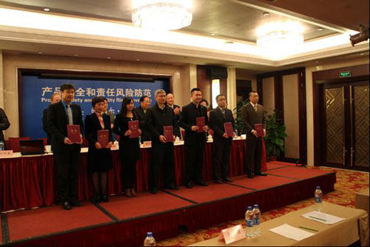“企業社会責任連盟”企業に認定された7社。右端が日立建機（上海）管理本部厳敏本部長