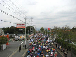 Runners briskly make their way past Tsuchiura Works