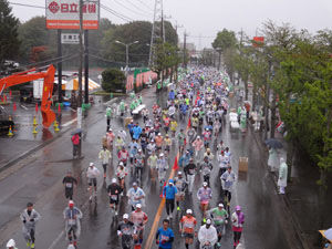 多くのランナーが走った土浦工場前のコース