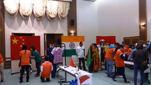 Trainees from China, India, and Indonesia participated as staff at a corner where visitors could try on the traditional dress of three countries