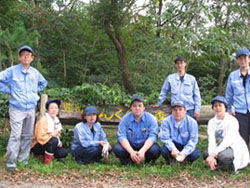 Commemorative photograph at the forest entrance