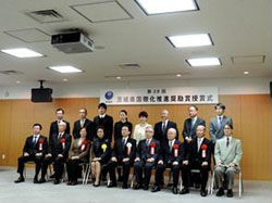 Recipients take a commemorative picture