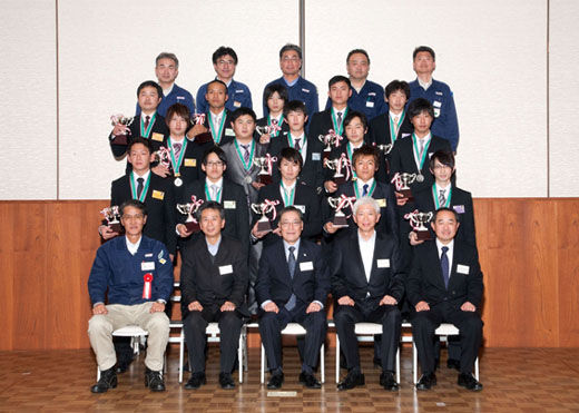 上位入賞者（後列）と役員、大会関係者との記念写真。その他5競技（11月12～14日）。