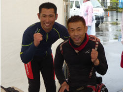 ゴール後、完走した喜びを分かち合う藤田さんと車いすの部優勝の吉田さん