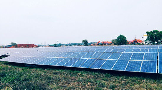 タタ日立社カラグプール工場敷地内に設置された太陽光パネル