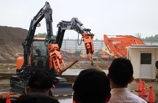 Demonstration of the twin‒arm machinery ASTACO