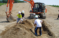 Digging holes the old‒fashioned way takes time and strength!