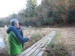 エコ村村長から村内を案内してもらう