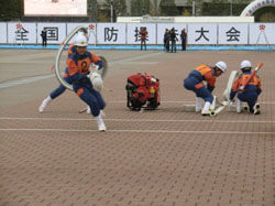 At nationals, the team of firefighters from Koka City ranked 3rd in pump handling technique with a time of 41:00 seconds. The goal was to extinguish a fire in front of the Tokyo Big Sight competition arena.
