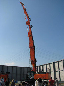 Demonstration of the ZX480LCK long-reach demolition machine