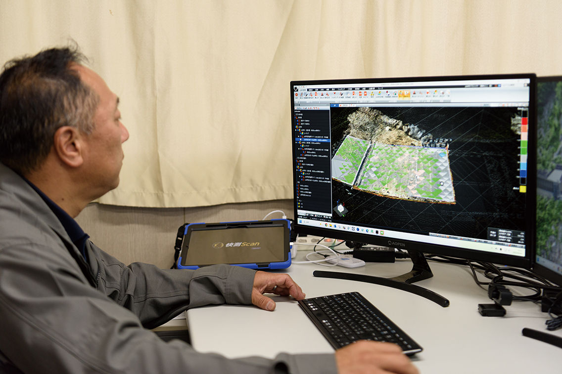 現場は険しい地形で送電線も通っているので、最初に施工場所の現況を3Dモデル化した。着工後も施工管理に活用している。