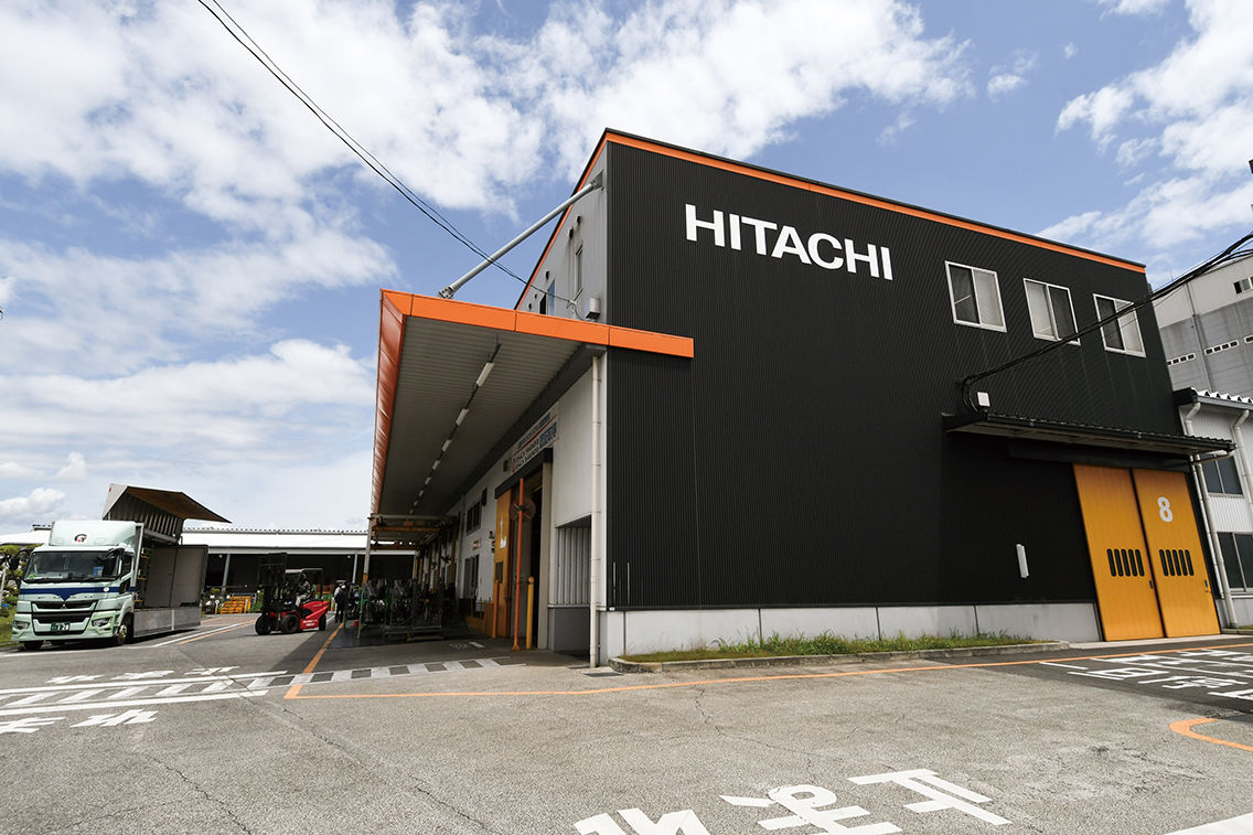 アームやブレードなどの製缶を担当する大阪工場。工業団地の中に立地する。