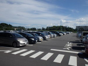 拡張された駐車場と、その奥にはビオトープ