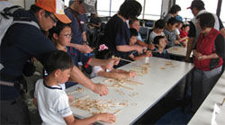 The local longevity society showed children old‒fashioned games