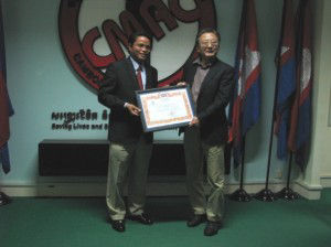 CMAC Director General Ratana hands Executive Vice President Sumioka (right) a letter of commendation