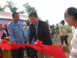 Koji Sumioka (center), Representative Director of GEJ and Executive Vice President of HCM cuts the ribbon