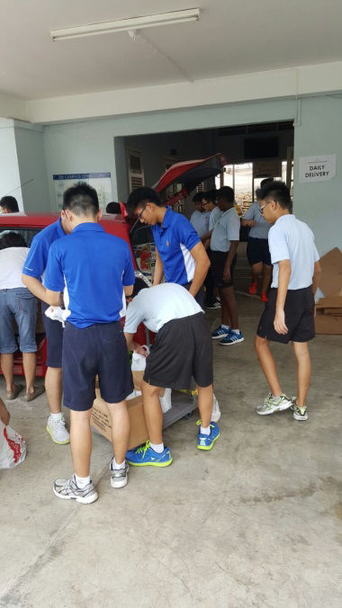 The Boys’ Brigade helping to load hampers