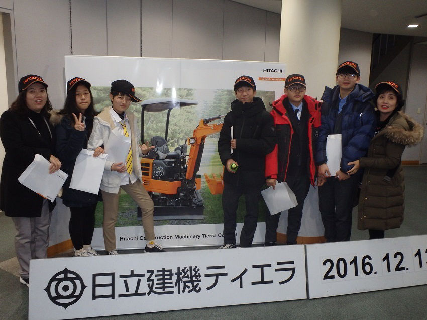 Commemorative photo five junior high school students and the teacher leading the field trip