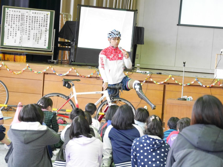 競技用義足の説明をする藤田選手