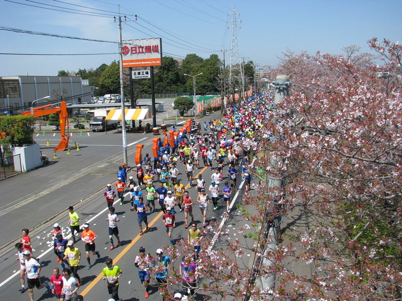 Runners make their way past Tsuchiura Works