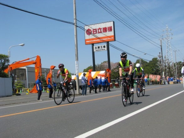 Mr. Fujita, who is on the front left, served as a support rider for the fourth time in this year’s race