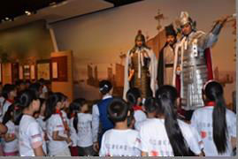 Children learn about history at the Anhui Province museum of famous people