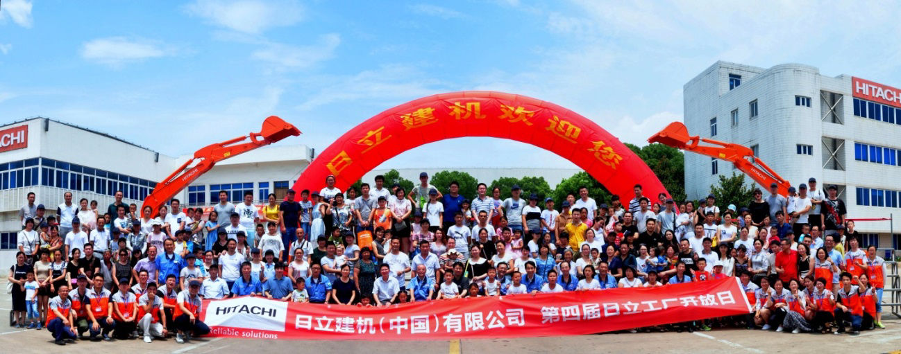 Commemorative photo with participating families and children