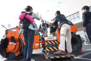 道路機械に乗って記念撮影