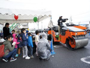 実機の説明を真剣に聞く子どもたち