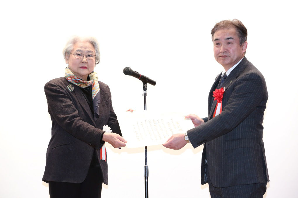実行委員会代表の広中和歌子氏（左）から表彰を受ける、木村一義環境推進室長（右）