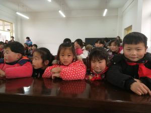 The earnest expressions of elementary school students during the donation ceremony
