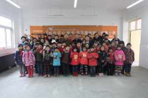 Commemorative photo with the elementary school students