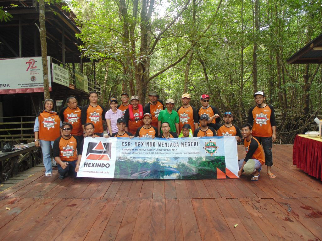 Commemorative photo with participating employees at Balikpapan