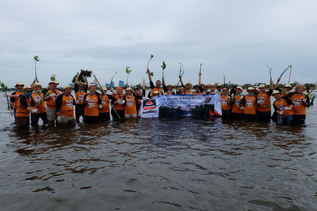 Commemorative photo with participating employees at Jakarta