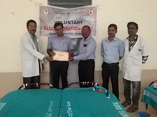 Bharath R from THCM (2nd left) receiving donor certificate from Mr.S Umapathy, Plant Head –Dharwad (centre) and doctor (Left)