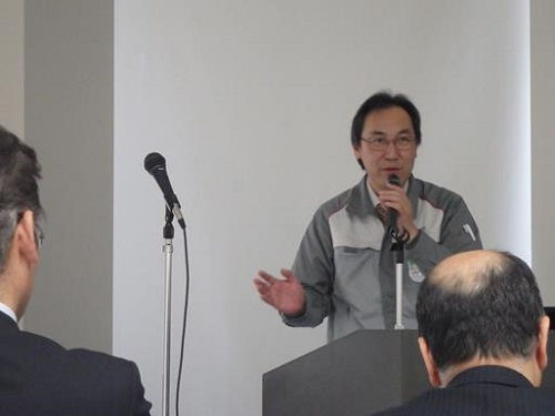Hitachi Construction Machinery Tierra’s environmental officer giving a presentation