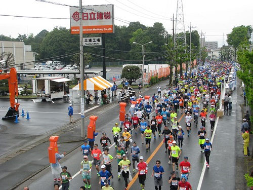 土浦工場前を走り抜けるランナーの皆さん