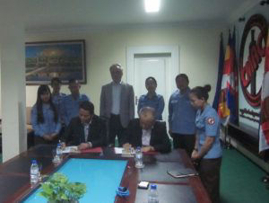 Director-General Ratana and GEJ Director Okajima at contract signing ceremony (seated at center)