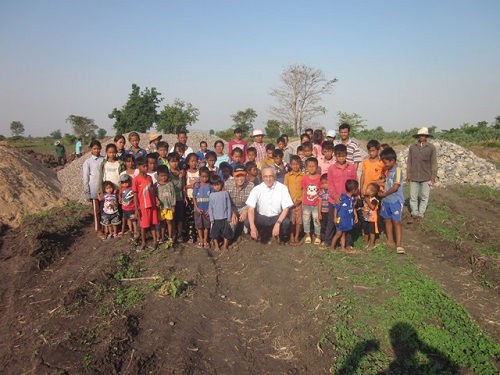 Together with the village children at the site of the future primary school (Senior Vice President Fujii at center)
