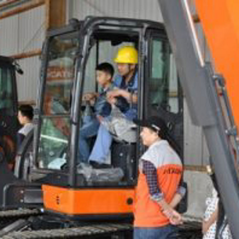 従業員の家族を対象に、工場開放日を開催（日立建機（中国）） - 日立建機