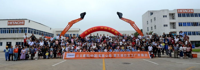 Commemorative photo with participating families and children