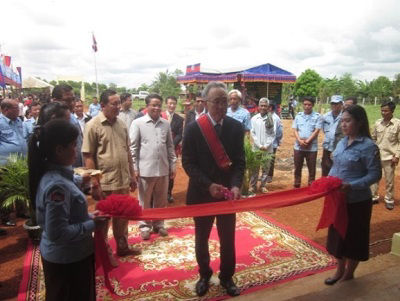 Hirotoyo Fujii (center), Representative Director of GEJ and Senior Vice President of HCM cuts the ribbon