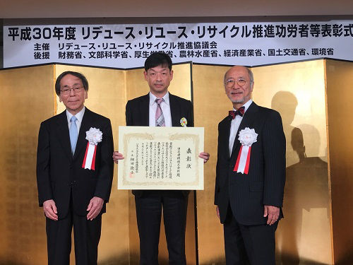 At the awards ceremony held in Tokyo on October 30th (Hitachi Construction Machinery representative is in the center)