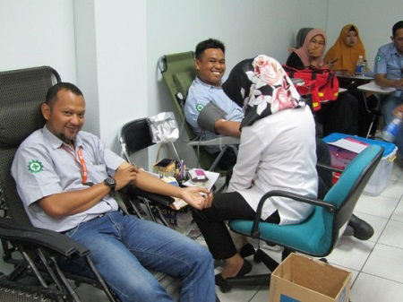 Volunteers donating blood at Balikpapan